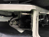 リヤシ-トの下(運転席側)にはジャッキ&工具が収納されています♪ 荷物の積載時でも簡単に取り出せます。
