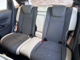 2列目にご乗車の方もゆったり足が組める驚きの広さです。