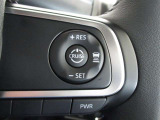 ステアリング右側にクルーズコントロールスイッチがあります。アクセルペダルを踏まなくても、一定の車速で走行することができます。