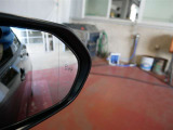 隣車線を走る車両をレーダーで検知し、ドアミラーでは確認しにくい後側方エリアに存在する車両に加え、急接近してくる車両も検知します。車両を検知するとドアミラーに搭載されたLEDインジケーターが点灯します。