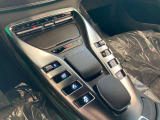 センターコンソールに並ぶAMGの操作スイッチ。運転席の近くで各機能を選べる配置と、立体的なパネルが見どころです。見た目のスポーティーさだけでなく、指を伸ばした際の操作感もご確認ください。