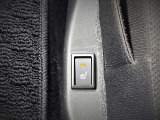 【冬もポカポカ!運転席シートヒーター】エンジンが温まる前の寒い朝でも、スイッチを入れればすぐにシートが直接体を温めてくれるため、冬場のドライブが驚くほど快適になります!