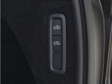 オートレベライザーは走行中に車両のサスペンションと衝撃吸収特性を自動的に制御して、快適性と機能性を最適な状態に保ちます。荷積みや乗り降りをしやすくするために、手動で車高を調節することもできます。