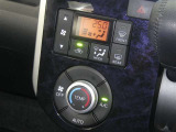 【オートエアコン】車内温度を感知して自動で温度調整をしてくれるのでいつでも快適な車内空間を創り上げます!どの席に座っても快適なドライブが楽しめます♪