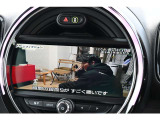 もはやMINI標準搭載とも言える、デザインアイコンの一つでもあるカーナビは各種設定から情報、マルチメディアまで、可愛らしい見てくれで多機能な装備の一つです。