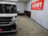 当店では専任のメカニックが大切なお客様のお車を一台一台丁寧に整備いたします。自社認証工場にてリフトアップし下回りまでキッチリ検査いたします。
