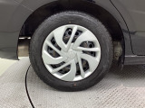 純正スチールホイールです。アルミホイールに比べ、強度があるのが頼もしい!車にぴったりなデザインのホイールカバー付です。