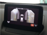 ◆サイドビュー◆サイドのカメラでは、ドライバーの視点からはピラーの陰になる部分や前後左右のウインドウの下側など、どうしても見ることができない死角をカバーします。