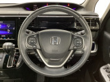 ハンドルにHondaセンシング系のクルーズコントロールやレーンキープアシストなどのスイッチと、オーディオの操作スイッチが装備されています。ハンドルから手を離さず安全に操作できます。