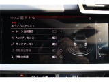 自車を追い抜こうとするクルマが自車の死角にいる場合など、システムが車線変更の危険を予測し、該当する側のエクステリアミラーに搭載されたLEDが点灯してドライバーに警告します。