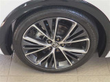 純正アルミホイール装備! サイズは195/50R19です。