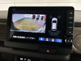 リバースギアに入れるだけで後方の表示へ切り替わります。夜間や雨の日の駐車も楽になりますよ。