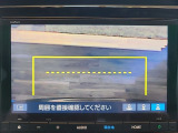 【リヤカメラ・トップビュー】真上からの映像で後方を確認でき、後退駐車や狭い場所での車庫入れも安心です。