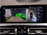 【全周囲カメラ】全周囲カメラ装備車両で御座いますので、狭い駐車スペースでもお車の全体図が確認でき、障害物との接触を未然に防ぐことが可能です。