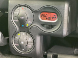 【オートエアコン】一度お好みの温度に設定すれば、車内の温度を検知し風量や温度を自動で調整。暑い&hellip;寒い&hellip;と何度もスイッチ操作をする必要はありません。快適な車内空間には必須の機能ですね♪