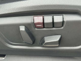 運転席メモリー付きフロント電動シート装備。