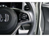Hondaセンシングの機能のひとつ、アダプティブクルーズコントロール付!アクセルから足を離しても設定したスピードと前車との車間を保ち走行してくれます!車線維持もアシスト☆高速道路で疲労軽減ですね☆