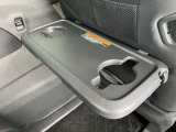 【後席専用テーブル】  テーブルが付いておりますので、遠方へのお出かけの際には大活躍ですね。