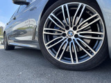 BMWならではの卓越した走りを支えるホイールと足回りです!日本車の走りに慣れている方にもぜひ体感して頂きたいほど、高いレベルでまとまっています!純正19インチアルミホイール。