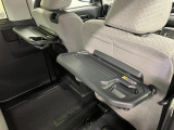 【格納式シートバックテーブル(運転席/助手席)】 物が落ちにくいふち高テーブルはタブレットが立てかけられ、お子さま用のマグカップや500mlの紙パックが入るカップホルダーも備えています。