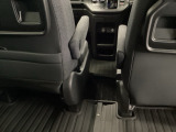 【ウォークスルー】車外に出なくても運転席から3列目シートまで移動が可能です。子育てや荷物が多いときなど利便性が高いです。