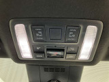 携帯電話や小物などを入れておくことができるホルダー付きです。