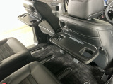 運転席と助手席のシートの裏に収納式のテーブルが装備されています。休憩時のちょっとした小物置きに使えてとっても便利ですね♪