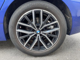BMWならではの卓越した走りを支えるホイールと足回りです!日本車の走りに慣れている方にもぜひ体感して頂きたいほど、高いレベルでまとまっています!純正18インチアルミホイール。