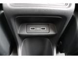 後部席へ乗車して携帯電話などを充電する時に前から配線を伸ばすとごちゃごちゃして邪魔になりがちですよね。そんな煩わしさを解消する後席側USBポート☆