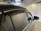 サイドバイザーは、雨天時でも窓を少し開けて換気が出来ます。車内の空気を入れ替えて心地よいドライブを!