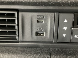 【USBポート】USBポートも装備されています!スマートフォンのオーディオに連携も可能です。今や欠かせない装備の一つです!そして、充電用は急速充電に対応しているtype-Cとなっています♪