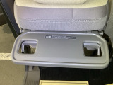 【シートバックテーブル】目的地に着いた後や休憩中など、車を止めて過ごす時間を快適にするための工夫です。小物を置いたり、飲み物を楽しんだりと、使い道は自由自在。