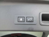 スイッチひとつで電動開閉できるパワーリヤゲート。荷物などで手がふさがっている時や離れた場所からでも、スマートにカーゴルームにアクセスできます。