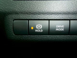 信号待ちの間などの停止中にブレーキペダルから足を離しても、そのまま停止し続けてくれるのが、「オートブレーキホールド機能」が装備されております。