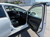 運転席ドア頭上も大きく開きます
