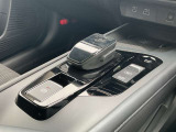 電制シフト。手のひらで包むようにして、手首を軽く動かすだけでシフトできる、マウス感覚のシフト。