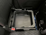 【シートアンダーボックス】助手席下には持ち運び可能な収納ボックスが装備されています。車検証ケースや靴などが収納できます。