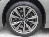 F 245/45RF20 R 275/40RF20ランフラットタイヤ&「F SPORT」専用アルミホイールを装着しています。