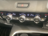 操作性の良いエアコンパネル。前席シートヒーターで寒い冬も快適ドライブ。