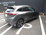 全周囲カメラが付いています。後ろはもちろん隣の駐車ラインまで見れますので車庫入れが簡単で楽しくなりそうです。