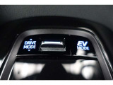 【ecoモード・EVモード切替スイッチ】燃費を重視した【ecoモード】や夜間や早朝・住宅街などでご使用いただくことが多い【EVモード】に切り替えるときには運転席横のスイッチを使用します。