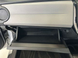 ちょっとしたところは収納ボックスにもなっています。車内はサイズも決まっているので、収納が少ないと思っているアナタ!ご安心ください。さまざまなところに収納が隠れているんです♪