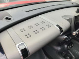 トランクをモチーフにした助手席ダッシュボードは、機能性だけではなく、デザインを楽しむというシトロエンの想いが込められたディテール。何気ない景色まで、おしゃれに感じさせてくれます。