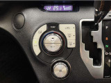 お好みの温度に設定すれば、車内の温度を検知し自動で調整してくれるオートエアコン!暑い、寒いと何度もスイッチを操作しなくても済みます☆☆