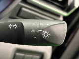 周りの明るさに応じて点灯するオートライト。ワンタッチターンシグナル機能付き方向指示器になっています。レバーはターン位置で固定されず、手を離すと元の位置に戻ります。
