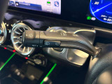 ステアリングボタンは、使いやすいデザインでございます。ステアリング付近のレバーや、ステアリングボタンで追従機能の操作も可能でございます。