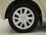 ◆純正ホイール装着車◆シンプルなデザインのホイールキャップ付きです。