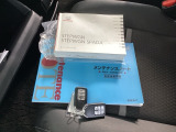 メンテナンスノート【整備記録簿】、取説も揃っています。スマートキーはバッグなどにしまったままボタン操作でエンジンの始動・停止ができて大変便利です。