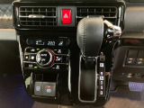 スイッチを押すとブレーキペダルから足を離してもブレーキランプが点灯したままブレーキを保持できるオートブレーキホールド、指先だけで簡単に操作が可能な電動パーキングブレーキを搭載!