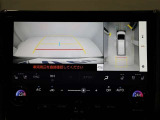 パノラミックビューモニターを装備。駐車場や交差点でクルマを真上から見るように周囲を確認できます。機能の詳細は販売店スタッフまでおたずねください。